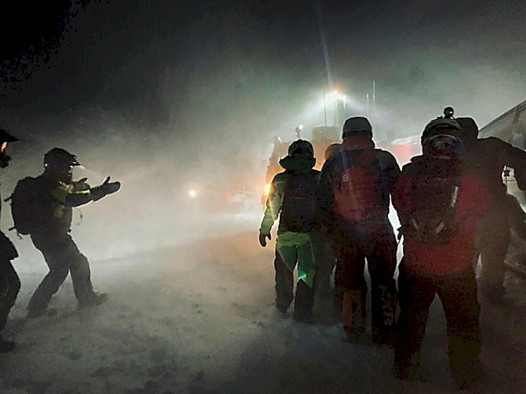 Ngeri! 39 Turis Terjebak Badai Salju 9 Jam di Islandia