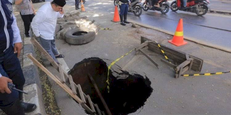Ruas Jalan di Daan Mogot Amblas 2,5 Meter