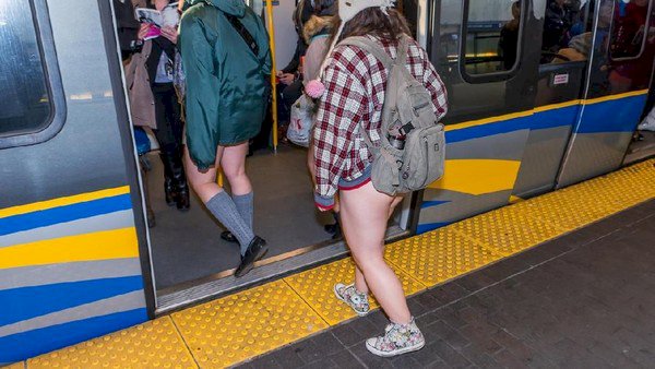 Duh! Acara Paling Nyeleneh di Dunia, Naik Kereta Tak Pakai Celana bakal Digelar