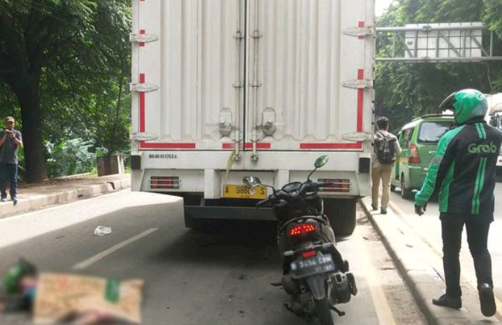 Macet di Daan Mogot, Penumpang Ojol Tewas Terlindas Tronton