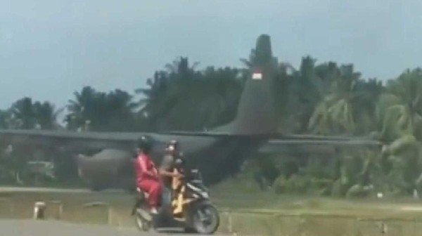 Pesawat Hercules TNI AU Mendarat Darurat di Aceh