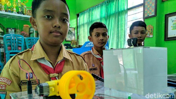 Tiga Siswa SMP Ini Buat Pengaman Motor Gunakan e-KTP