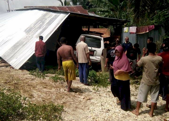 BREAKING NEWS! Mobil Ambulance Puskesmas di Sarolangun Seruduk Rumah Warga Hingga Rusak