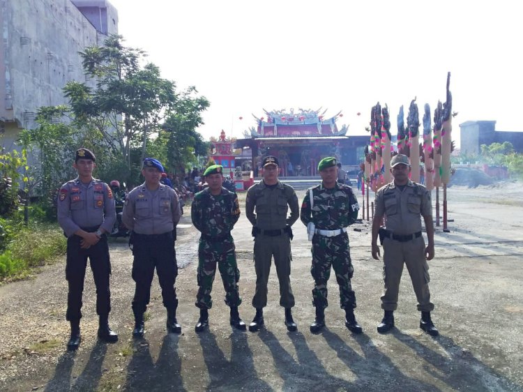 Bakar Dupa Raksasa Jadi Tradisi Imlek di Tanjab Barat