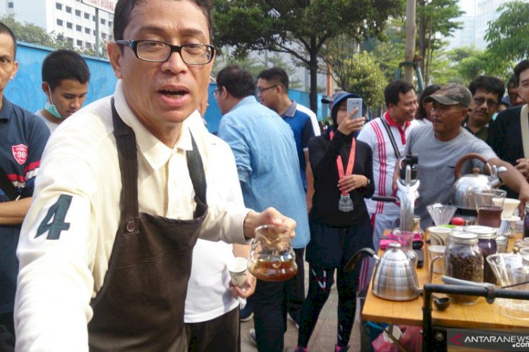 Begini Gaya Cawagub Nurmansjah Lubis Pamer Kebolehan Racik Kopi di CFD Jakarta