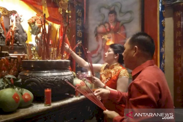 Imlekan, Walikota Singkawang Bagi-bagi Angpao ke Tamu