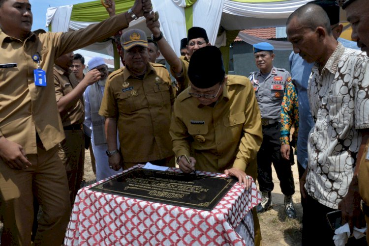 Gubernur Fachrori Beri Bantuan Pembangunan Masjid Nurul Wahid Mendalo