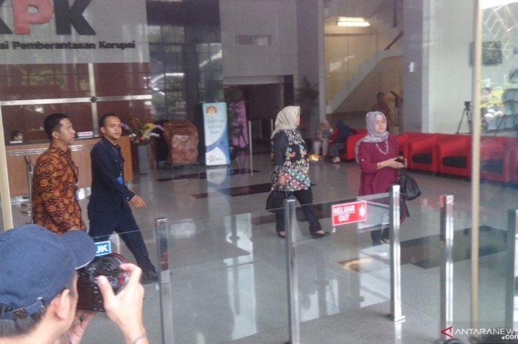 Diperiksa Terkait PAW Harun Masiku, Komisioner KPU Sumsel Kelly Geleng Kepala