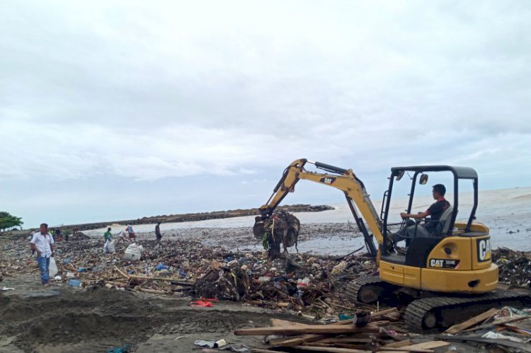 Hujan Deras, Puluhan Ton Sampah Menumpuk di Pantai Padang