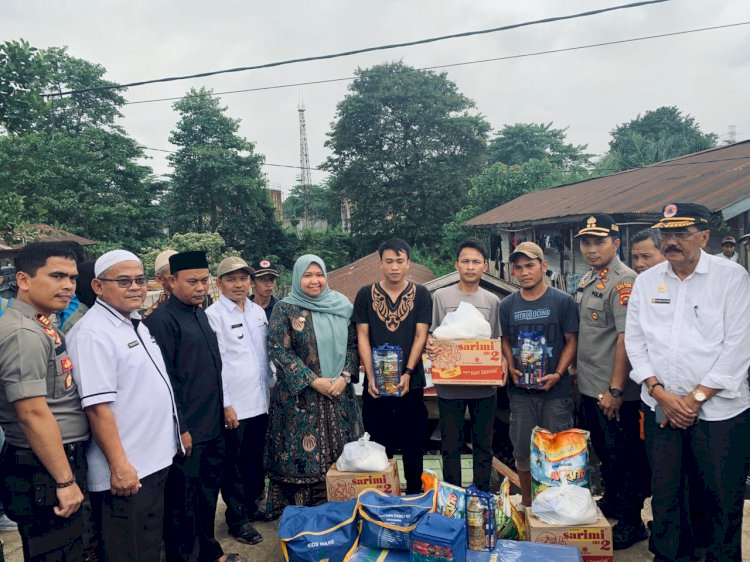 Bupati Masnah Salurkan Bantuan Untuk Korban Bedeng Ambruk di Jaluko Muarojambi