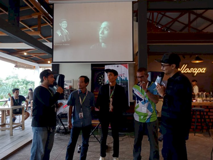 Tiga Pelukis Ini Live Drawing di Danau Sipin, Ada Ucok Tato