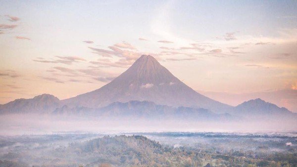 Viral Foto Drone Candi Borobudur Berlatar Gunung Lancip, Begini Kata Sang Bule?