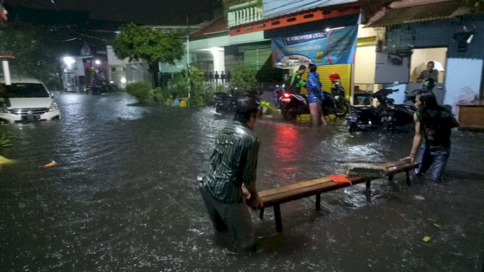 Hujan Deras Sejak Sore, Kota Surabaya Dikepung Genangan Air