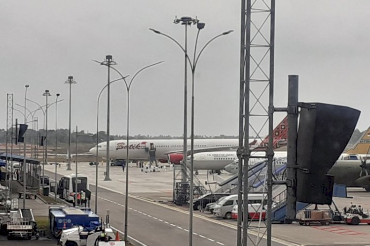 Petugas Semprotkan Cairan ke WNI yang Turun dari Pesawat dari Wuhan