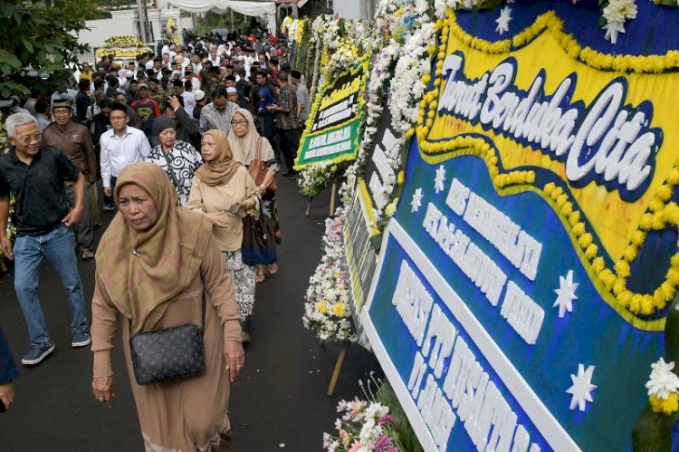 Ucapkan Kalimat La Ilaha Illallah, Ribuan Jemaah Antar Gus Sholah ke Liang Lahat