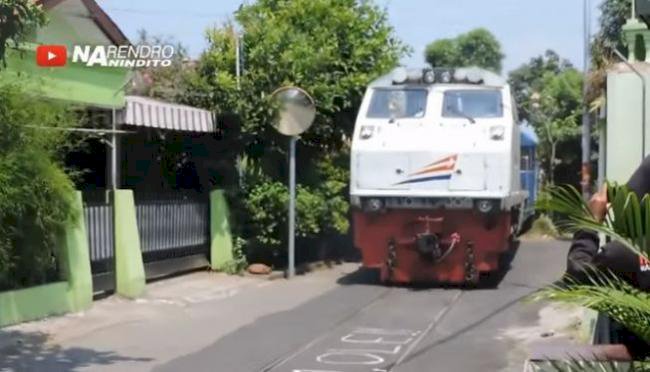 Viral! Kereta Lokomotif Nyasar ke Perkampungan