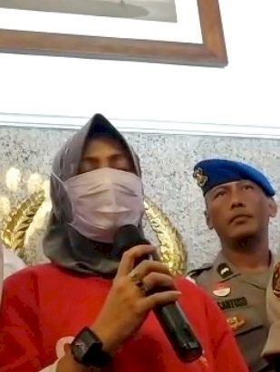 Penahanan Ditangguhkan, Zikria Dzatil Penghina Risma Dijemput sang Suami