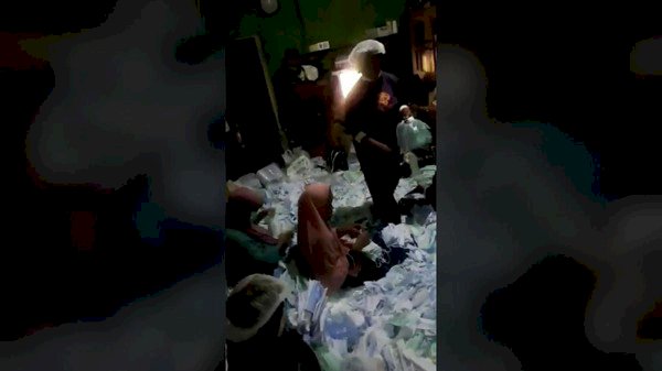 Viral Video Sortir Masker Sampai Terinjak-injak, Netizen: Sumpah Aku Jijik Lihatnya, Masker yang Aku Beli di Toko Bersih Nggak Ya?