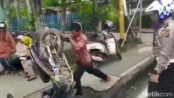 Bak Thanos, Pria Ini Mengamuk & Tak Terima Ditilang Hingga Banting Motor