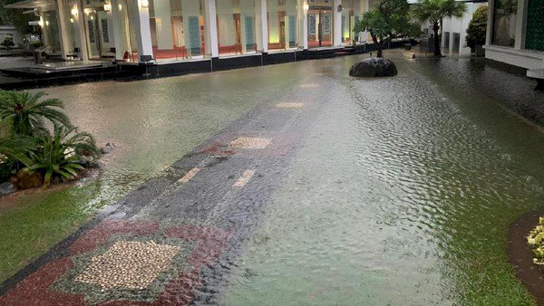 Lapor Pak Anies! Istana Presiden Dikepung Genangan Air Pagi Ini