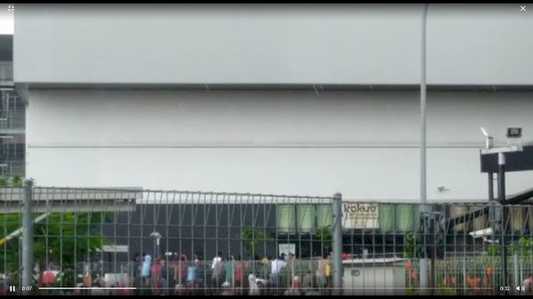 Mal Aeon JGC Cakung Diserang Warga, Kaca Pecah dan Mal Dituding Penyebab Banjir