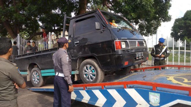 Parkir Sembarangan, Mobil Pedagang Buah di Kota Jambi Ini Diderek Petugas
