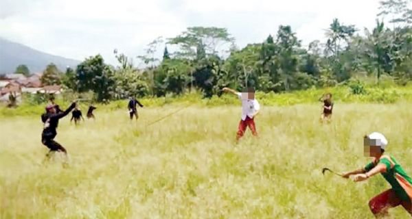 Gila! Siswa SD Tawuran Pakai Senjata Tajam Saling Serang