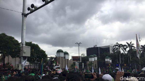 Usai Jumatan Massa Ojol Geruduk DPR