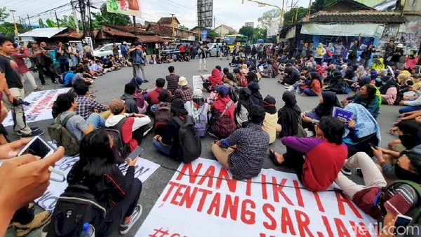 Massa GejayanMemanggilLagi Kembali Bergerak, Menolak RUU Omnibus Law