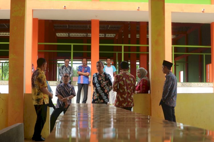 Sekda Tinjau Pasar Rakyat di Kecamatan Bram Itam