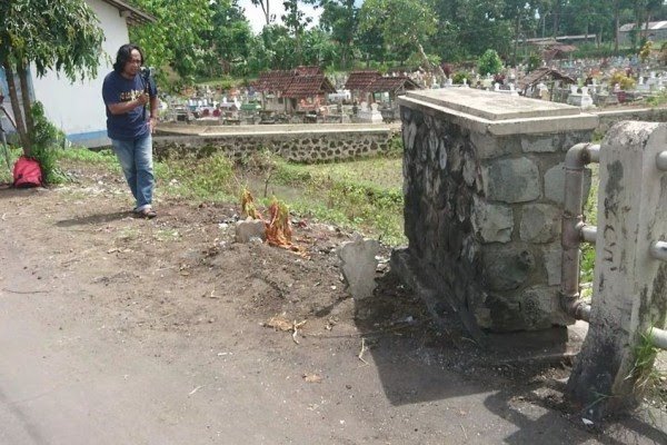 Geram Tempat Sampah Liar, Warga Buat Kuburan Palsu & Begini Kondisinya Terkini