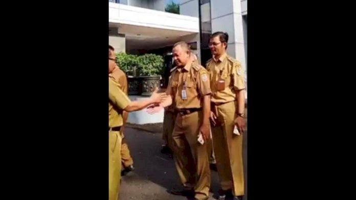 Viral Video ASN Salaman Gaya Baru Tak Sentuh Tangan