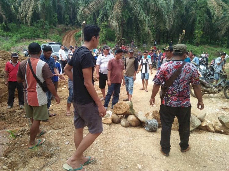 Ratusan Warga Pulau Jelmu Bungo-Jambi Blokir Jalan Kebun PT Jamika Raya, Rio Faisal: Tak Ada Kontribusi!