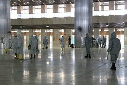 Menag Minta Seluruh Masjid Gulung Karpet, Jemaah Bawa Sajadah dari Rumah