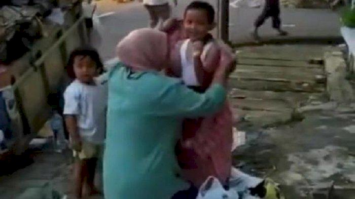 Viral! Seorang Ibu Pemulung Siapkan Anak untuk Salat Magrib Berjamaah di Masjid, Bikin Haru...