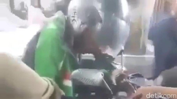 Viral! Pengemudi Ojol di NTB Diam Kaku di Atas Motor, Begini Kata Polisi