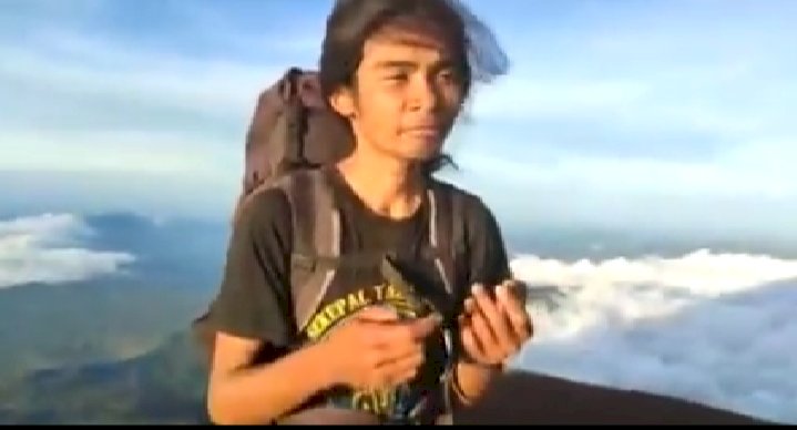 Perasaan Haru Abu Syamsudin Pemuda Jepara Viral Jalan Kaki Ketika Berhasil di Puncak Gunung Kerinci