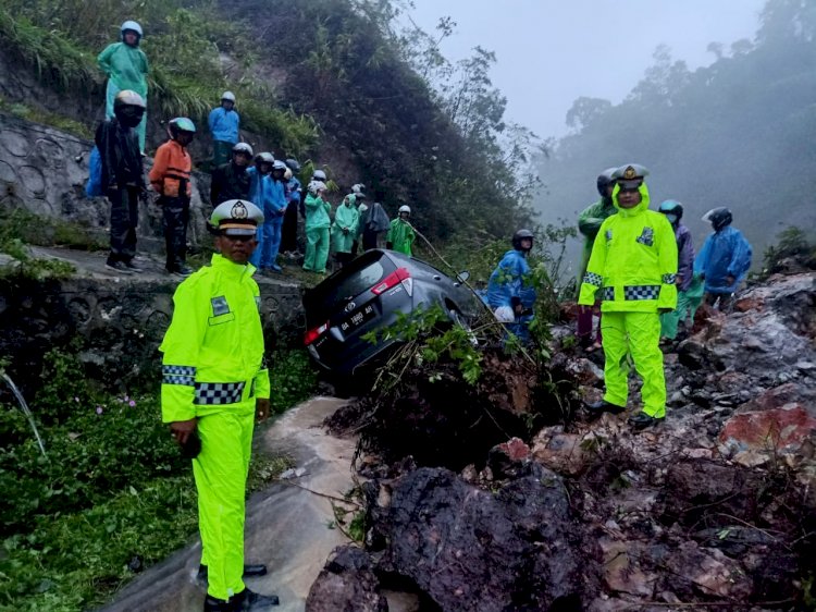 Jalan Lintas Solok Sumbar Tertimbun Longsoran, Satu Minibus Avanza Terseret