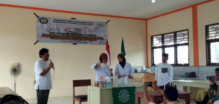 Solusi Inspiratif, Siswa SMK Muhammadiyah Kualatungkal Cipatakan Hand Sanitizer Tangkal Corona