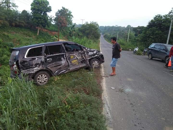 Truk Fuso Rusak Bikin Malapetaka, Tabrakan Colt Diesel Terbalik & Toyota Innova Ringsek