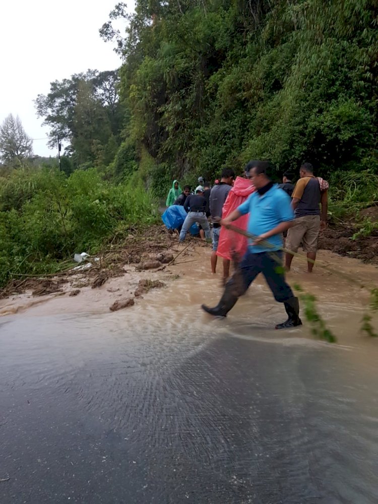 Jalan Sungaipenuh-Tapan Tertimbun Longsor, Begini Kondisinya