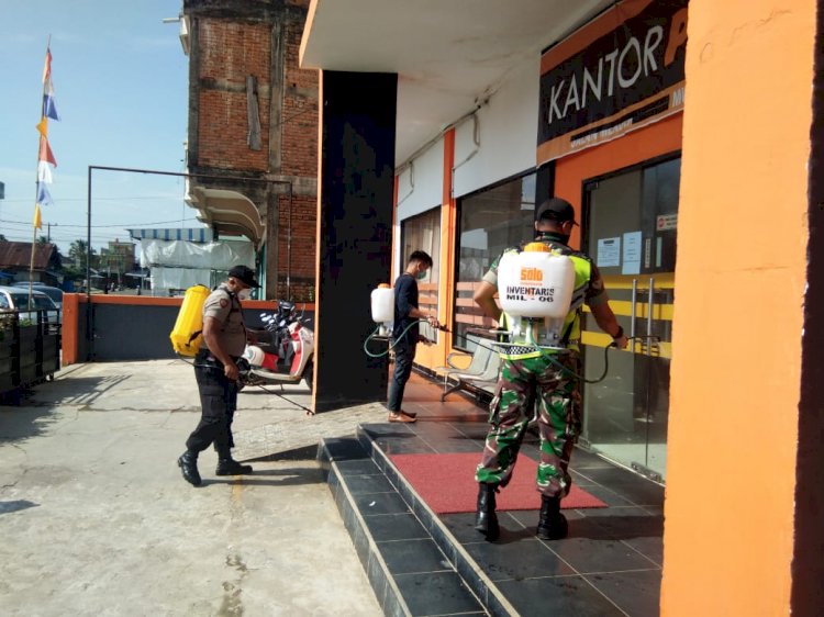 Penyemprotan di Fasilitas Umum, Kapolres Bungo: Masyarakat Jangan Berkerumun Demi Cegah COVID-19