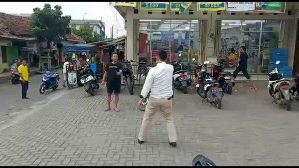 Viral Pria Pegang Pisau Lawan Polisi di Depan Minimarket, Begini Faktanya...