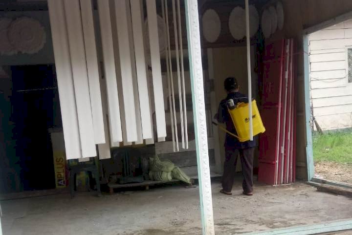 Pencegahan Covid 19, Warga RT 41 Simpang III Sipin Semprot Desinfektan