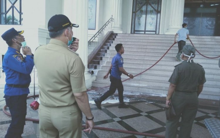 Perangi Covid- 19, Fasha Semprot Desinfektan ke Kantor Gubernur Jambi