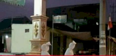 SEREEM!! Cegah Penyebaran COVID-19, Gunakan Jasa Pocong untuk Jaga Malam